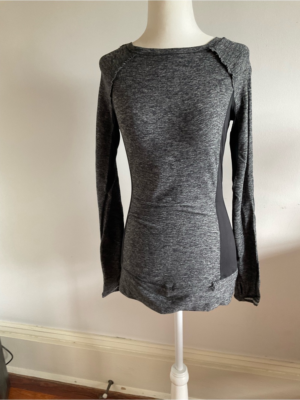 Lululemon Women's Long-Sleeve Heather Gray Active shirt 4